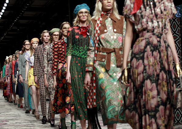 Модели во время показа коллекции Gucci на Неделе моды в Милане Модели во время показа коллекции Gucci на Неделе моды в Милане
