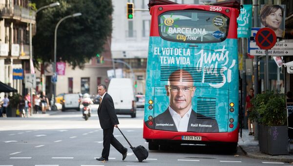 Предвыборный плакат коалиции политических партий Junts pel Si (Вместе за Да) на туристическом автобусе Предвыборный плакат коалиции политических партий Junts pel Si (Вместе за Да) на туристическом автобусе