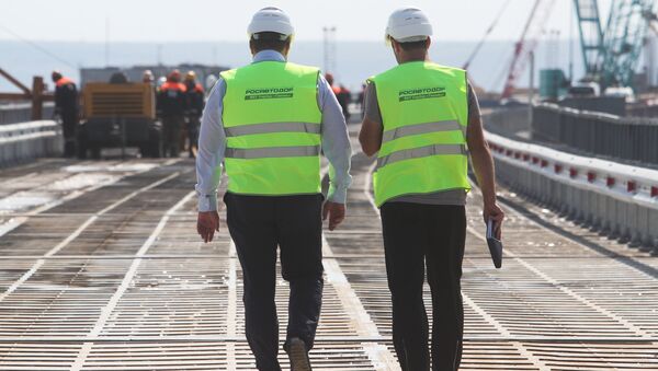 Сотрудники Росавтодора на временном мосту для технических нужд, который устанавливают перед началом строительства Керченского моста в окрестностях порта Тамань Сотрудники Росавтодора на временном мосту для технических нужд, который устанавливают перед началом строительства Керченского моста в окрестностях порта Тамань