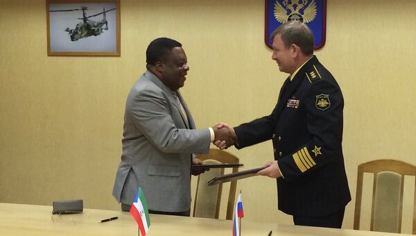 Главнокомандующий ВМФ РФ Виктор Чирков и министр национальной безопасности Экваториальной Гвинеи Николас Обама Нчама Главнокомандующий ВМФ РФ Виктор Чирков и министр национальной безопасности Экваториальной Гвинеи Николас Обама Нчама