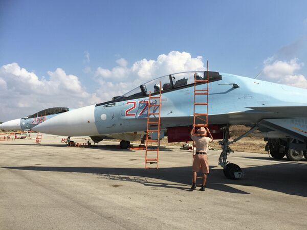 Российские летчики готовятся к посадке в истребитель Су-30 перед вылетом с аэродрома Хмеймим в Сирии Российские летчики готовятся к посадке в истребитель Су-30 перед вылетом с аэродрома Хмеймим в Сирии