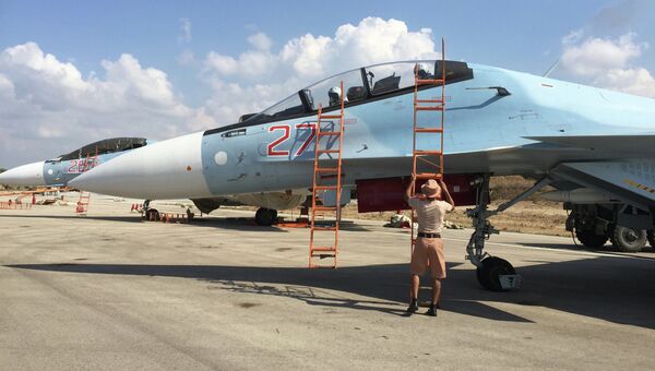 Российские летчики готовятся к посадке в истребитель Су-30 перед вылетом с аэродрома Хмеймим в Сирии Российские летчики готовятся к посадке в истребитель Су-30 перед вылетом с аэродрома Хмеймим в Сирии