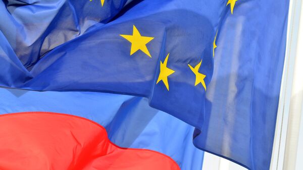 Флаги России, ЕС, Франции и герб Ниццы на набережной Ниццы Флаги России, ЕС, Франции и герб Ниццы на набережной Ниццы