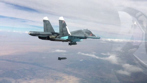 Истребитель-бомбардировщик Су-34 во время нанесения авиаударов в провинциях Ракка и Алеппо Истребитель-бомбардировщик Су-34 во время нанесения авиаударов в провинциях Ракка и Алеппо