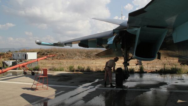 Техник осматривает российский самолет, вернувшийся с задания на авиабазу Хмеймим, Сирия Техник осматривает российский самолет, вернувшийся с задания на авиабазу Хмеймим, Сирия