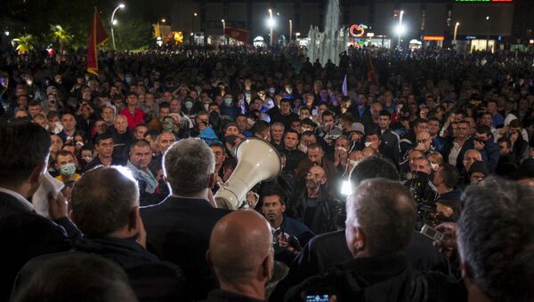 Лидеры оппозиции во время антиправительственной акции протеста в Подгорице, Черногория Лидеры оппозиции во время антиправительственной акции протеста в Подгорице, Черногория
