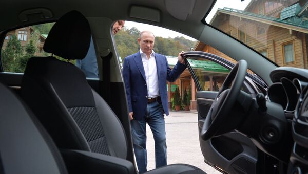 Президент России Владимир Путин осматривает новую модель АвтоВАЗа Лада Веста Президент России Владимир Путин осматривает новую модель АвтоВАЗа Лада Веста