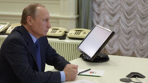 Президент РФ Владимир Путин в Кремле во время церемонии, на которой в режиме телемоста дал старт строительству трубопровода Ухта - Торжок - 2 Президент РФ Владимир Путин в Кремле во время церемонии, на которой в режиме телемоста дал старт строительству трубопровода Ухта - Торжок - 2