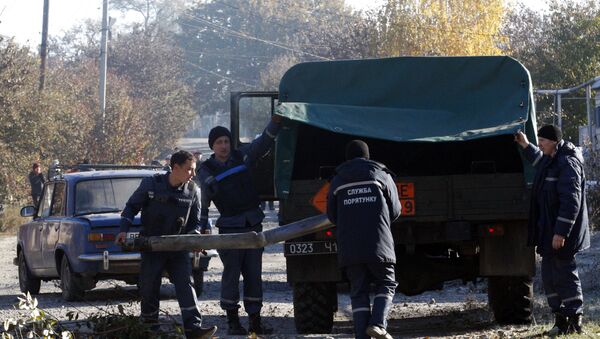 Украинские саперы грузят не разорвавшийся боеприпасы, рядом с военными складами в Сватово Украинские саперы грузят не разорвавшийся боеприпасы, рядом с военными складами в Сватово