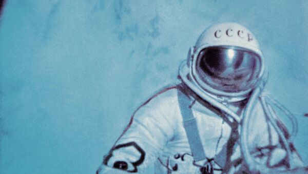 Летчик-космонавт СССР Алексей Леонов впервые в истории космонавтики совершил выход в открытый космос Летчик-космонавт СССР Алексей Леонов впервые в истории космонавтики совершил выход в открытый космос
