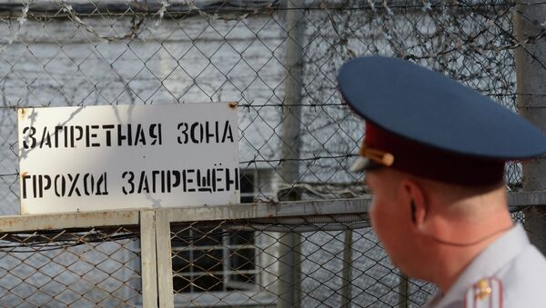 Сотрудник правоохранительных органов на территории Владимирского централа. Архивное фото Сотрудник правоохранительных органов на территории Владимирского централа. Архивное фото