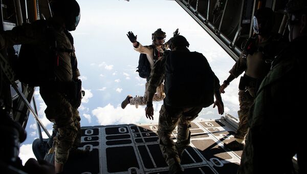 Прыжок военнослужащего США с самолета C-130 Hercules в ходе отработки свободного падения Прыжок военнослужащего США с самолета C-130 Hercules в ходе отработки свободного падения