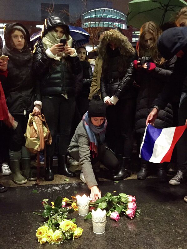 Люди возлагают цветы в Монреале в знак солидарности семьям погибших и пострадавших в терактах в Париже, 14 ноября 2015 Люди возлагают цветы в Монреале в знак солидарности семьям погибших и пострадавших в терактах в Париже, 14 ноября 2015