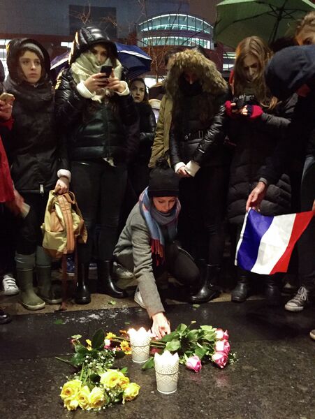 Люди возлагают цветы в Монреале в знак солидарности семьям погибших и пострадавших в терактах в Париже, 14 ноября 2015 Люди возлагают цветы в Монреале в знак солидарности семьям погибших и пострадавших в терактах в Париже, 14 ноября 2015