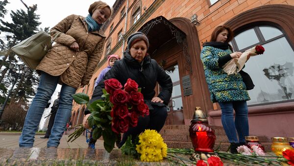 Цветы в память о погибших у французского посольства в Минске Цветы в память о погибших у французского посольства в Минске