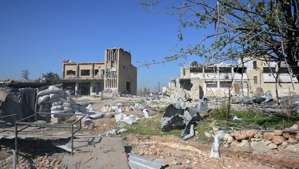 Разрушенные здания у авиабазы Квейрис в Сирии. Архивное фото Разрушенные здания у авиабазы Квейрис в Сирии. Архивное фото