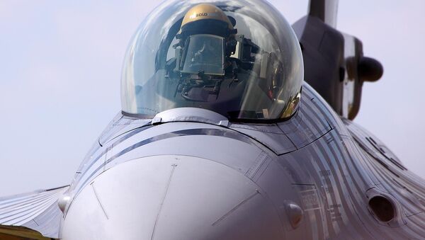 Самолет F-16 ВВС Турции. Архивное фото Самолет F-16 ВВС Турции. Архивное фото