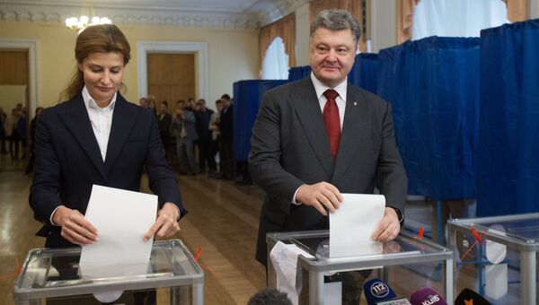 Президент Украины Петр Порошенко с супругой Мариной на одном из избирательных участков в Киеве Президент Украины Петр Порошенко с супругой Мариной на одном из избирательных участков в Киеве
