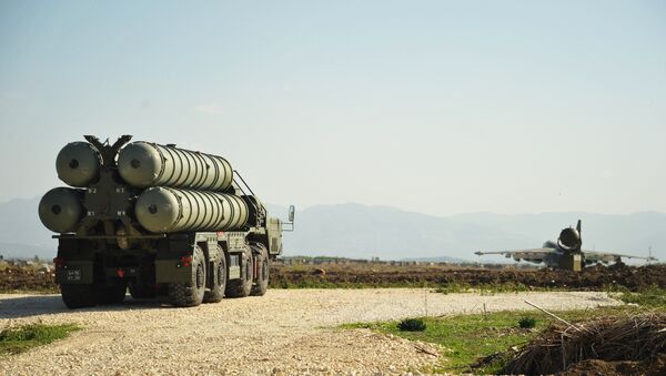 Зенитно-ракетный комплекс С-400 во время заступления на боевое дежурство на российской авиабазе Хмеймим Зенитно-ракетный комплекс С-400 во время заступления на боевое дежурство на российской авиабазе Хмеймим