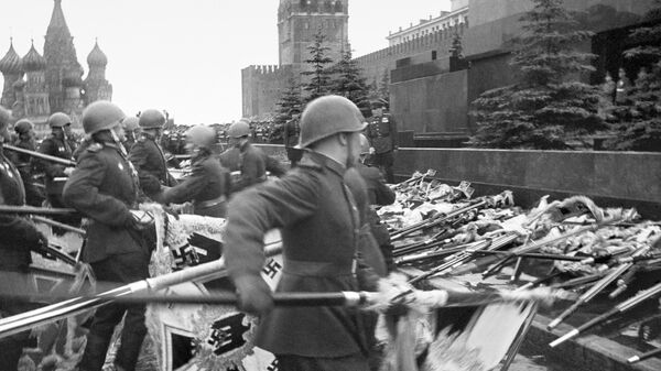 Москва. 1945 г. Парад Победы. Знамёна поверженных фашистских армий падают к стенам Кремля. Москва. 1945 г. Парад Победы. Знамёна поверженных фашистских армий падают к стенам Кремля.