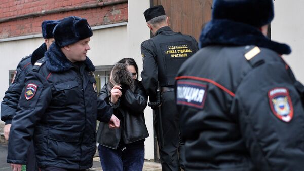 Судебные приставы выводят президента Внешпромбанка Ларису Маркус. Архивное фото Судебные приставы выводят президента Внешпромбанка Ларису Маркус. Архивное фото