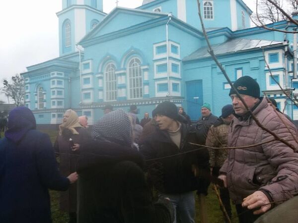 Успенский храм села Птичье Дубенского района Ровненской области блокирует Правый сектор Успенский храм села Птичье Дубенского района Ровненской области блокирует Правый сектор