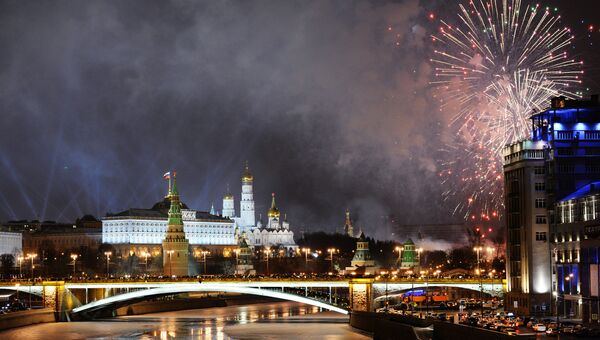 Праздничный салют в Москве в новогоднюю ночь. Архивное фото Праздничный салют в Москве в новогоднюю ночь. Архивное фото