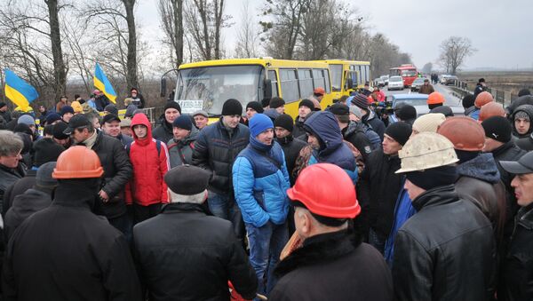 Шахтеры перекрыли трассу во Львовской области Шахтеры перекрыли трассу во Львовской области