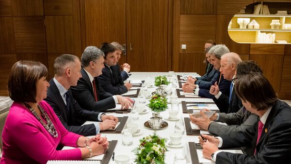 Президент Украины П. Порошенко встретился с вице-президентом США Д. Байденом и госсекретарем США Д. Керри во время встречи в рамках Всемирного экономического форума Президент Украины П. Порошенко встретился с вице-президентом США Д. Байденом и госсекретарем США Д. Керри во время встречи в рамках Всемирного экономического форума