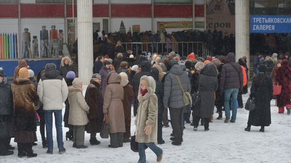 Снег и дождь им не помеха: в Китае удивились российским очередям