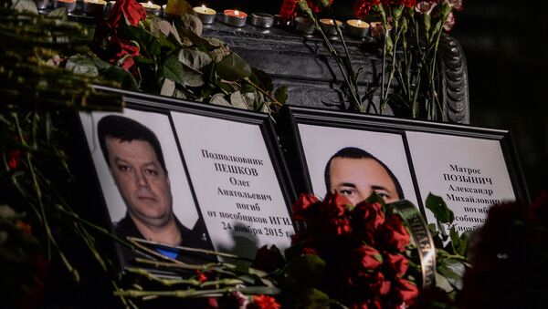 Портреты погибших в Сирии подполковника Олега Пешкова и матроса Александра Позынича. Архивное фото Портреты погибших в Сирии подполковника Олега Пешкова и матроса Александра Позынича. Архивное фото