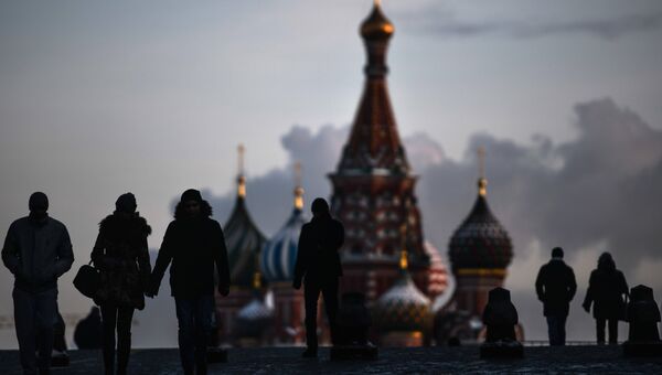 Люди на Красной площади в Москве. Архивное фото Люди на Красной площади в Москве. Архивное фото