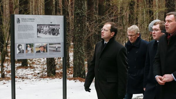 Министр культуры России Владимир Мединский (слева), глава Водавского района Андрей Романчук (справа) во время посещения места памяти советским военнопленным в Собиборе Министр культуры России Владимир Мединский (слева), глава Водавского района Андрей Романчук (справа) во время посещения места памяти советским военнопленным в Собиборе