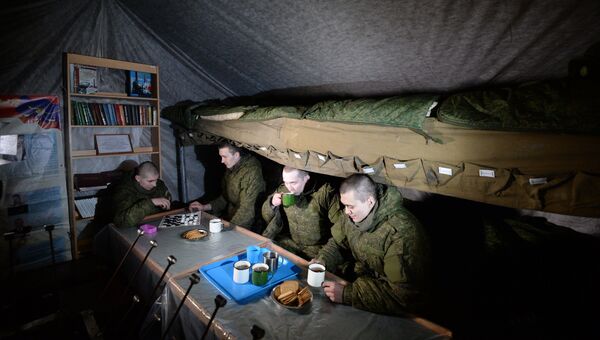 Военнослужащие в палатке отдыха личного состава на полевых позициях в Новосибирском ракетном соединении Военнослужащие в палатке отдыха личного состава на полевых позициях в Новосибирском ракетном соединении