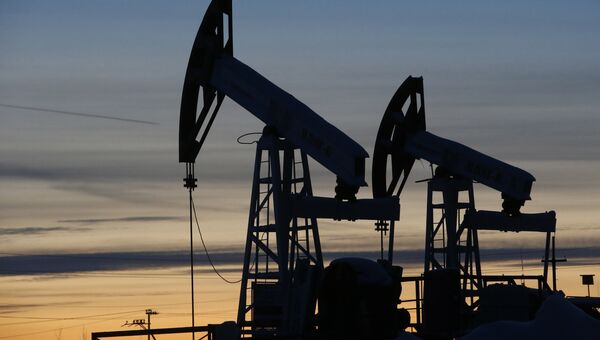 Добыча нефти. Архивное фото Добыча нефти. Архивное фото