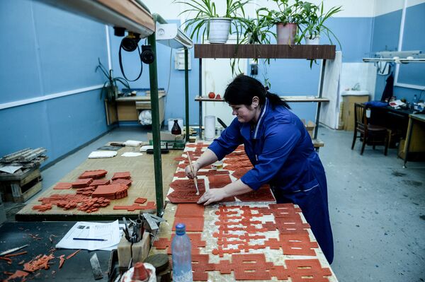 Восковые формы в цехе по производству церковной утвари и сувенирной продукции на предпирятии OOO Новгородское литье Восковые формы в цехе по производству церковной утвари и сувенирной продукции на предпирятии OOO Новгородское литье