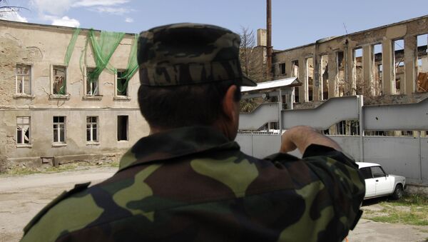 У здания Парламента, разрушенного во время военных действий в августе 2008 года. Архивное фото У здания Парламента, разрушенного во время военных действий в августе 2008 года. Архивное фото