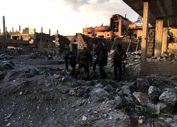 Военнослужащие Сирийской арабской армии на территории освобожденного населенного пункта Осман в провинции Дераа Военнослужащие Сирийской арабской армии на территории освобожденного населенного пункта Осман в провинции Дераа