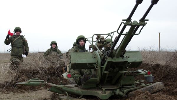 Зенитная артиллерийская установка ПВО РФ на учениях, в рамках внезапной комплексной проверки боеготовности в войсках Южного военного округа. Архивное фото Зенитная артиллерийская установка ПВО РФ на учениях, в рамках внезапной комплексной проверки боеготовности в войсках Южного военного округа. Архивное фото