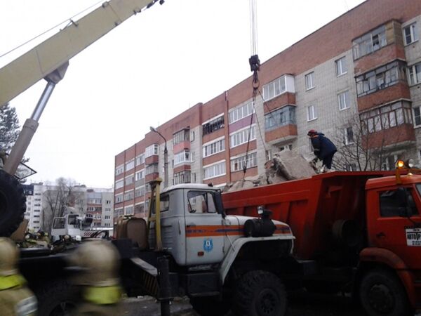 Сотрудники МЧС РФ во время разбора завалов у пострадавшего в результате взрыва бытового газа многоэтажного дома во Фрунзенском районе города Ярославля Сотрудники МЧС РФ во время разбора завалов у пострадавшего в результате взрыва бытового газа многоэтажного дома во Фрунзенском районе города Ярославля