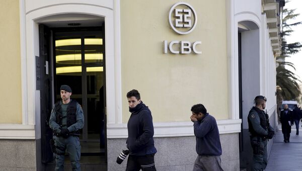 Полиция перед входом в банк Industrial and Commercial Bank of China в Мадриде. 17 февраля 2016 Полиция перед входом в банк Industrial and Commercial Bank of China в Мадриде. 17 февраля 2016