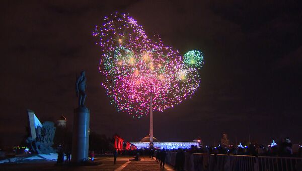 Праздничный салют в честь защитников Отечества над Поклонной горой Праздничный салют в честь защитников Отечества над Поклонной горой