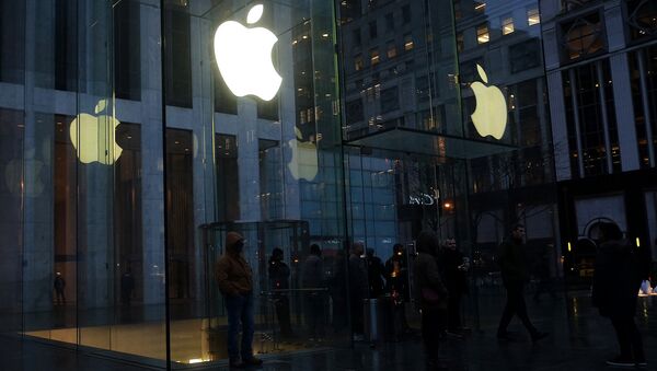 Люди около магазина Apple на Пятой авеню в Нью-Йорке. Архивное фото Люди около магазина Apple на Пятой авеню в Нью-Йорке. Архивное фото
