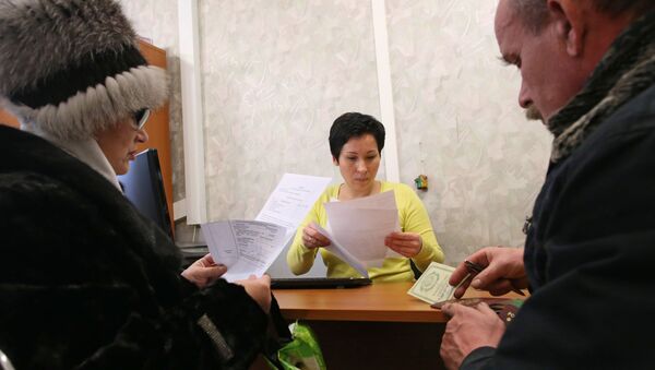 Посетители на приеме у специалиста бюро приватизации жилищного фонда Посетители на приеме у специалиста бюро приватизации жилищного фонда