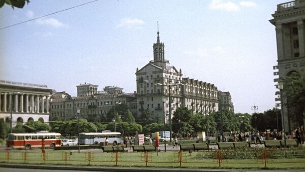 На улице Крещатик в городе Киеве. Архивное фото На улице Крещатик в городе Киеве. Архивное фото