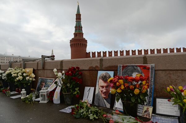 Цветы на месте гибели политика Бориса Немцова на Большом Москворецком мосту в Москве Цветы на месте гибели политика Бориса Немцова на Большом Москворецком мосту в Москве