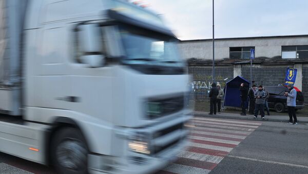 Украинские активисты стоят на блокпосту националистической партии Свобода, блокируя движение грузовиков с российскими номерами во Львовской области Украинские активисты стоят на блокпосту националистической партии Свобода, блокируя движение грузовиков с российскими номерами во Львовской области