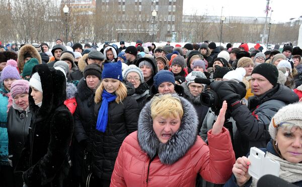 Родственники горняков принимают участие в митинге на центральной площади в Воркуте Родственники горняков принимают участие в митинге на центральной площади в Воркуте