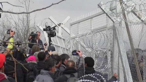 Беженцы пытались тараном проломить забор на границе Греции и Македонии. Архивное фото Беженцы пытались тараном проломить забор на границе Греции и Македонии. Архивное фото