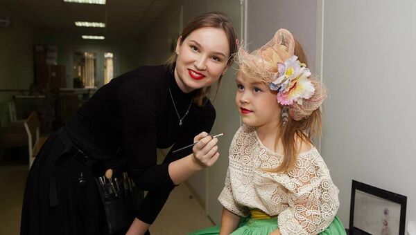 Пациентка отделения иммунологии РДКБ Ульяна Родичева готовится к показу Пациентка отделения иммунологии РДКБ Ульяна Родичева готовится к показу